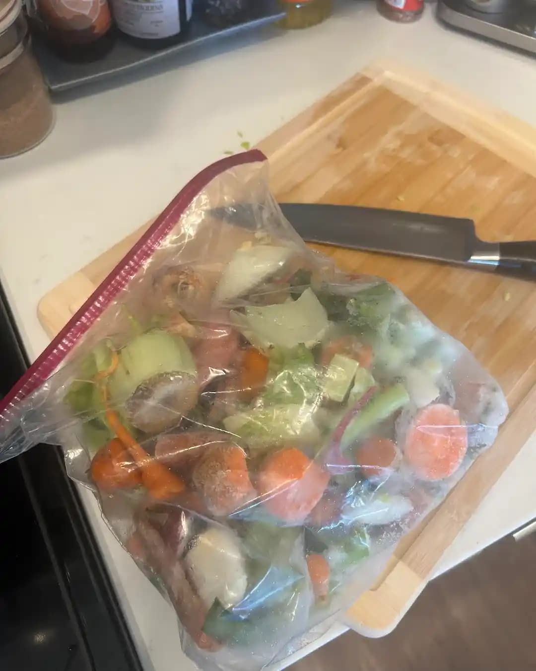 Artan Sebze ve Et Artıklarıyla Evde Lezzetli ve Doğal Stok Çorbası Hazırlama Yöntemleri