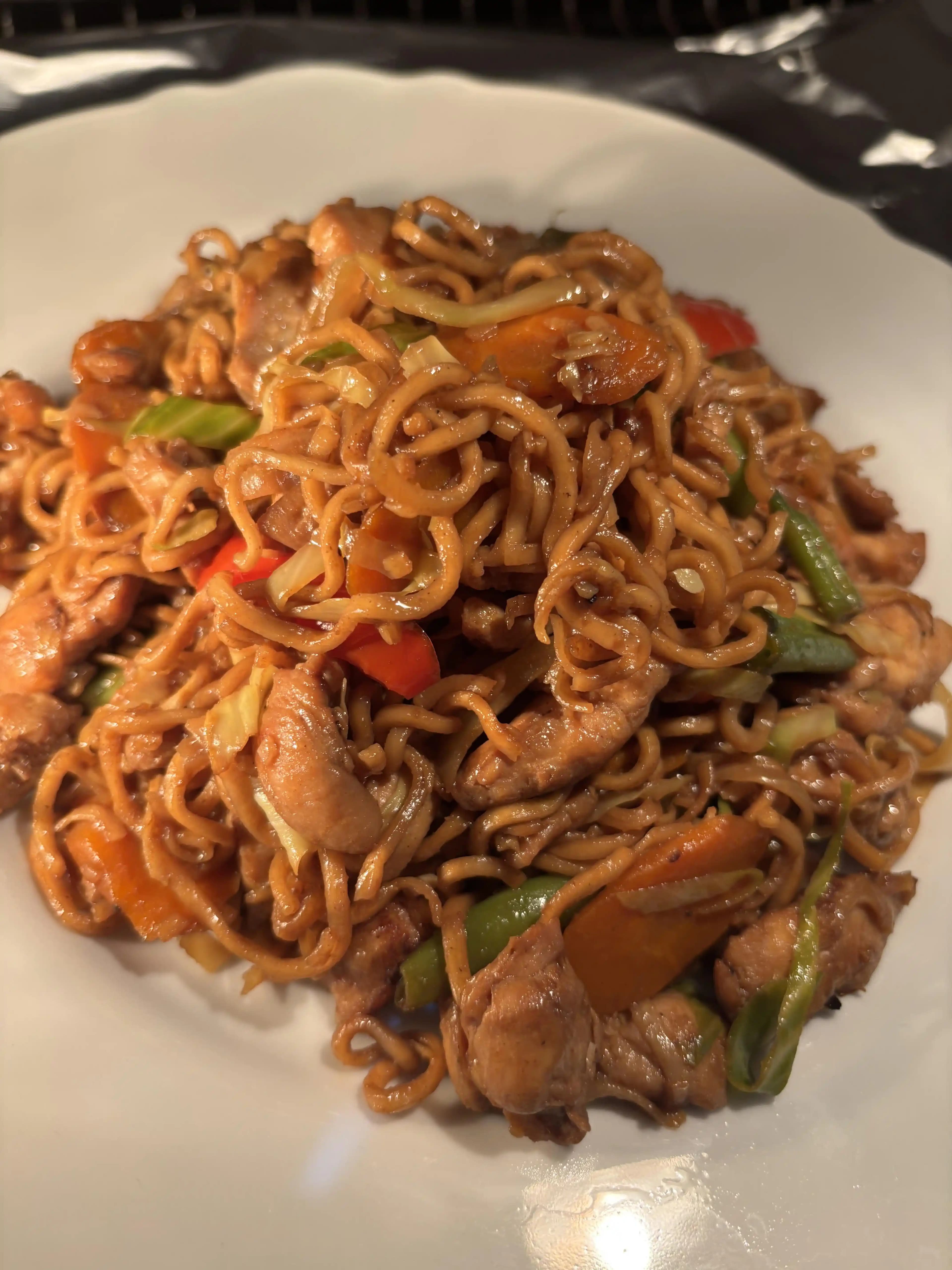 Ev Yapımı Tavuklu Chow Mein Tarifi: Lezzetli ve Pratik Çin Yemeği Hazırlama