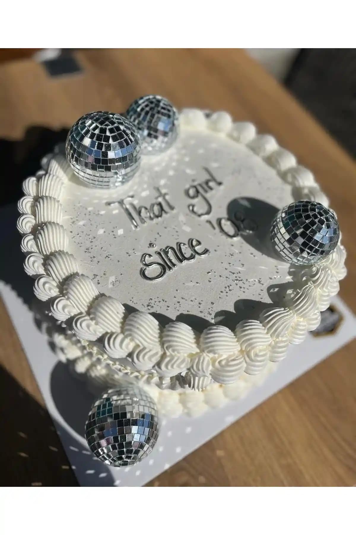 Neon Marka Disko Topu Pasta Süsü 2 cm ve 3 cm Çapında Parlak ve Estetik Tasarım