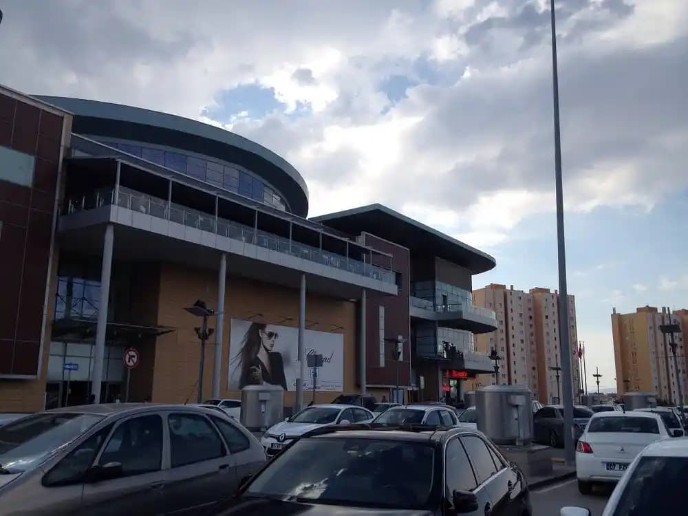 Ankara Metromall: Ulaşım Kolaylığı ve Geniş Alışveriş Seçenekleriyle Pratik Deneyim