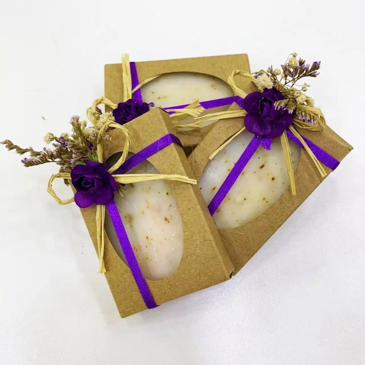 Doğal Çiçekli Sabunlar ve Kraft Kutulu Sunumlarıyla Sürdürülebilir Cilt Bakımı