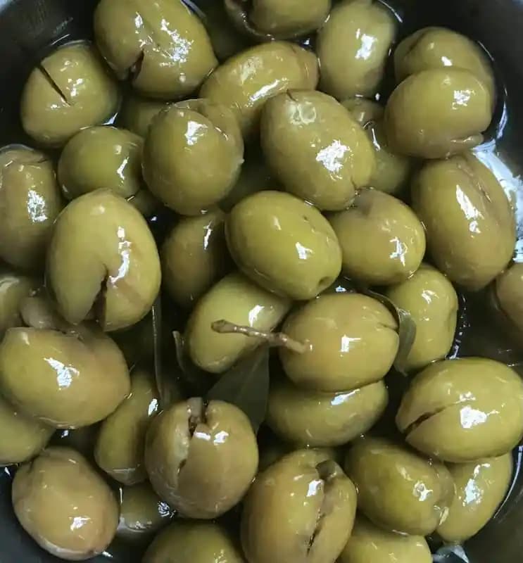 Doğal Kırma Yeşil Zeytin: Sağlıklı ve Geleneksel Yöntemlerle Hazırlanan Lezzet