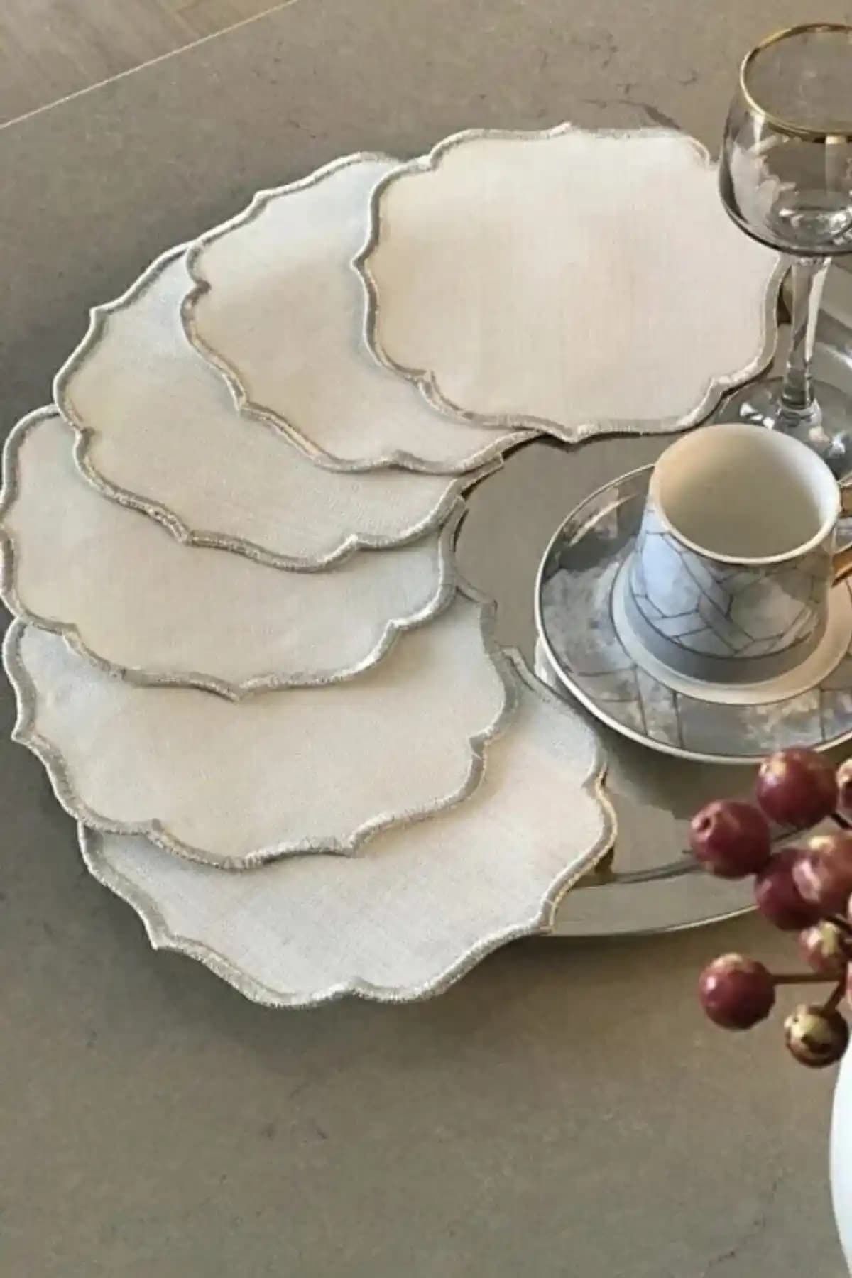 Gümüş Detaylı Kokteyl Peçeteleri: Şıklık ve Fonksiyonelliğin Zarif Buluşması