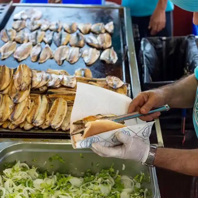 İstanbul’un Sokak Lezzetleri ve Balık Ekmek Kültürü Üzerine Kapsamlı Bir Analiz