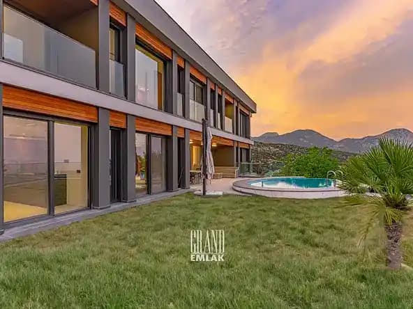 Lüks ve Kaliteyi Yansıtan Tatlılar: Malzeme Seçimi ve Sunumun Önemi