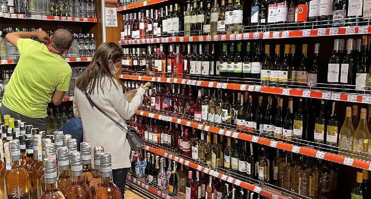 Marketlerde Alkol Fiyat Güncellemeleri ve Piyasa Trendleri Analizi