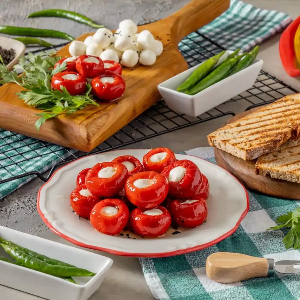 Peynir Dolgulu Atıştırmalıklar ve Kiraz Biberle Lezzetli ve Pratik Seçenekler