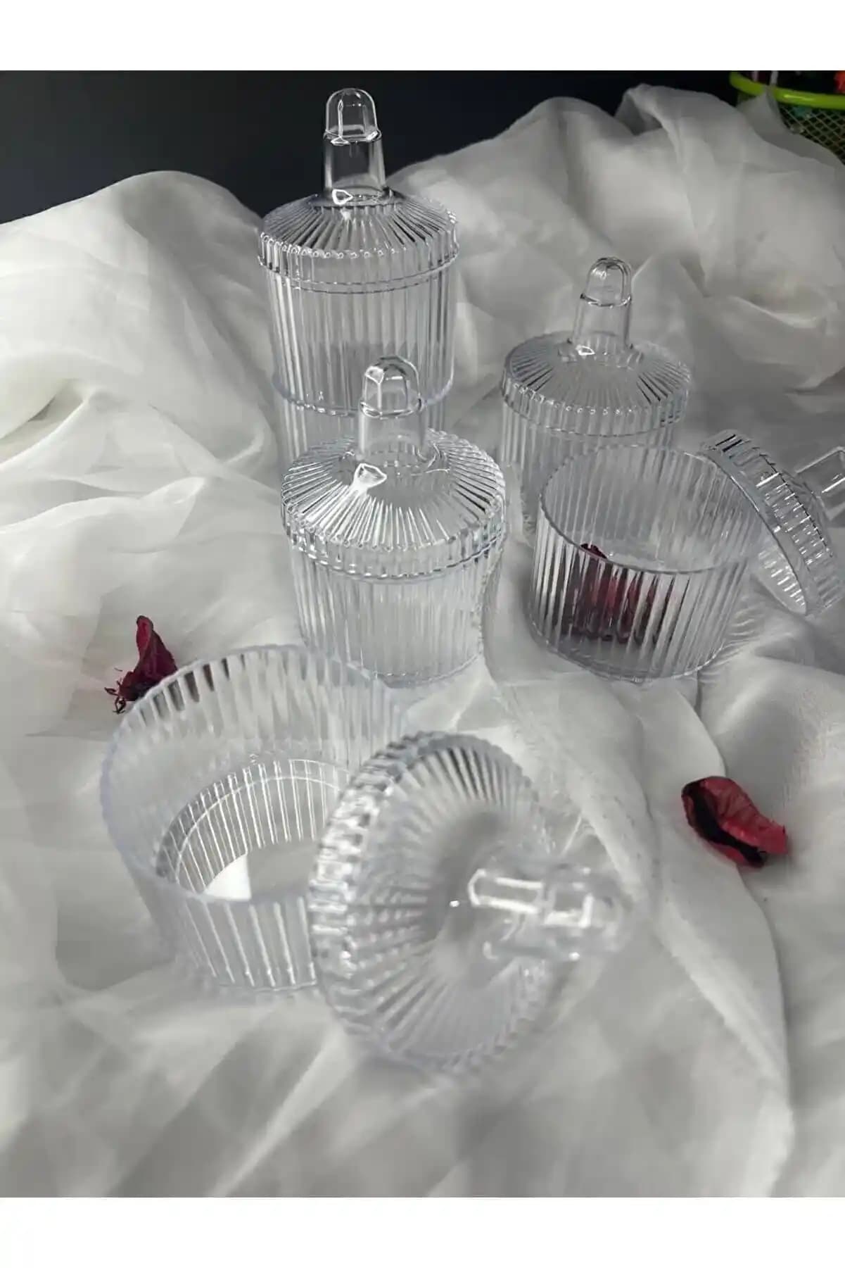 Plastik Mika Hediye Kutuları ve Şekerlikler: Ev ve Mağaza Dekorasyonunda Estetik ve Fonksiyonel Çözümler