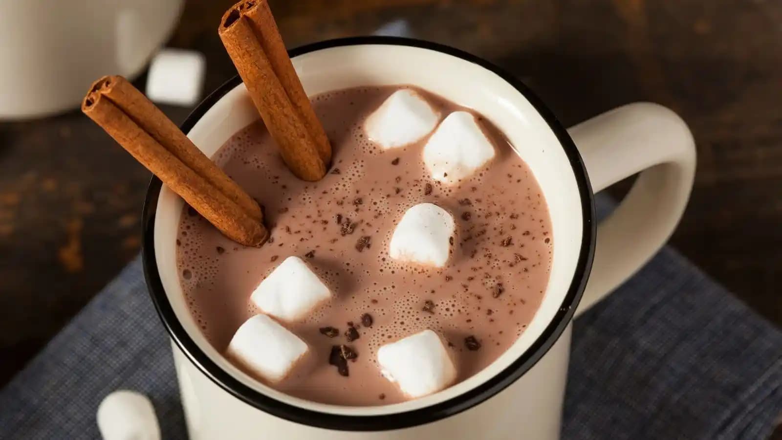 Soğuk Havalarda Sıcak Çikolata Tarifleri ve Lezzetli İçin İpuçları