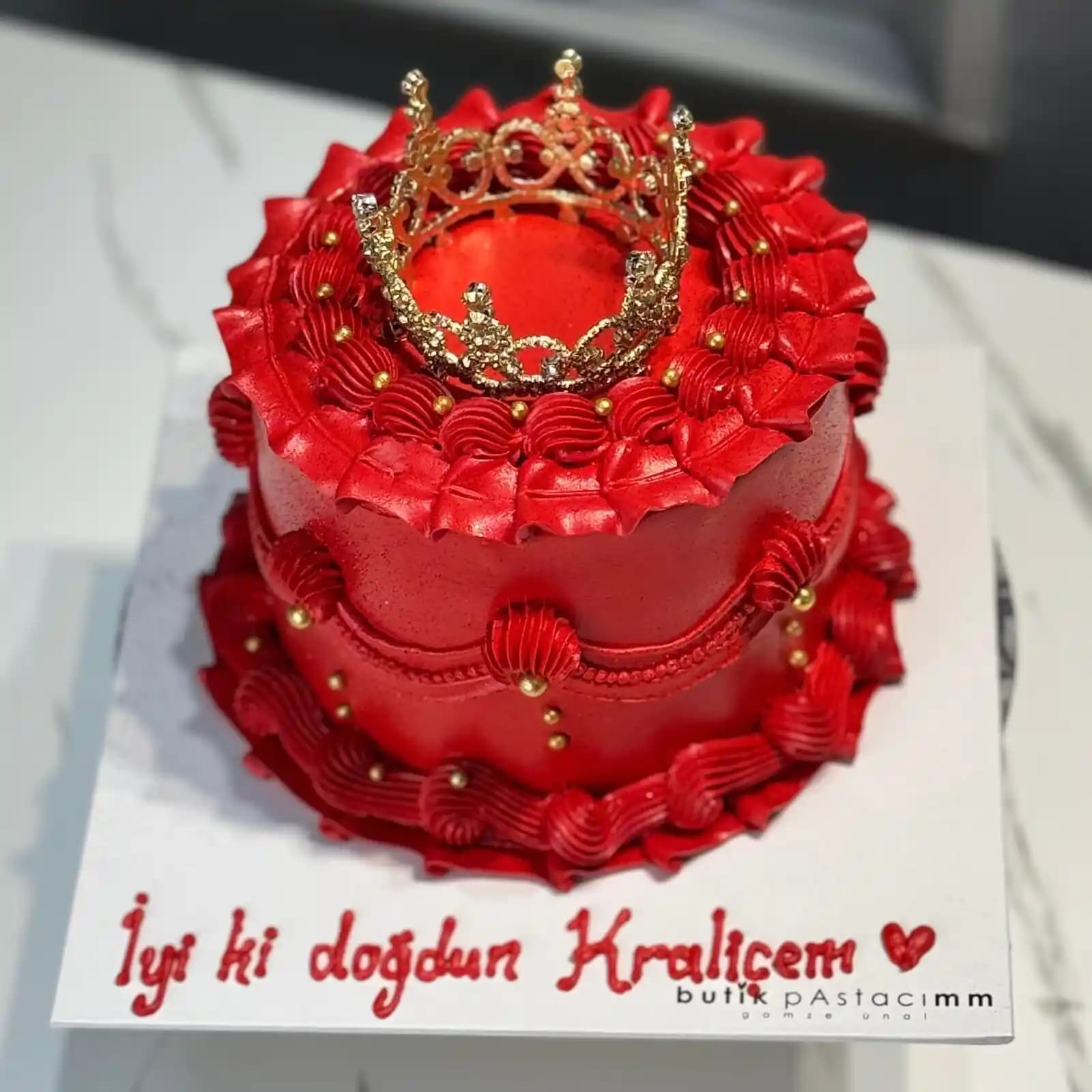 Kırmızı Pasta Modelleri ve Sunum Teknikleri ile Özel Günlere Şık Dokunuşlar